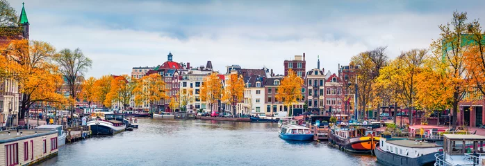 Zelfklevend Fotobehang Panoramisch herfst uitzicht over de stad Amsterdam. Bekende Nederlandse zenders en een geweldig stadsbeeld. Sombere ochtendscène van Nederland, Europa. Reizende concept achtergrond. © Andrew Mayovskyy