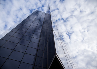 Rascacielos con las nubes reflejadas en sus ventanales 