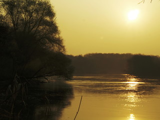 Wschód słońca nad rzeką