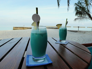 Zwei Cocktails Schwimming Pool auf einem Tisch mit Blick aufs Meer am Strand des Rasdhoo Atolls auf...