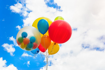 Obraz premium Bright colorful balloons over blue sky background