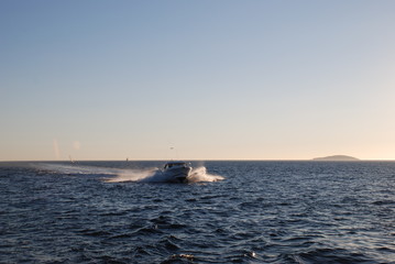 Obraz premium barco rompiendo ola