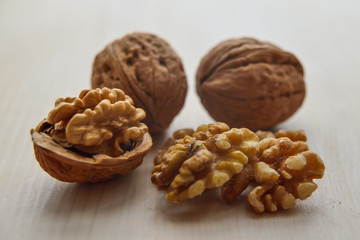 Noci e gusci su tagliere bianco