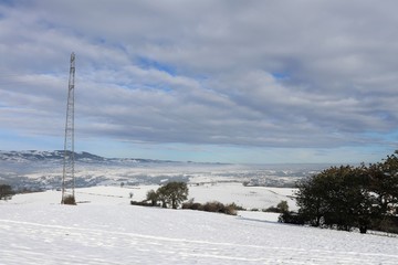 Paysage de champs enneigés dans le massif montagneux du Pilat - Département de la Loire - France