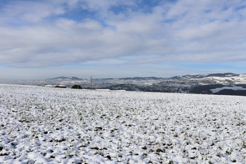 Paysage de champs enneigés dans le massif montagneux du Pilat - Département de la Loire - France