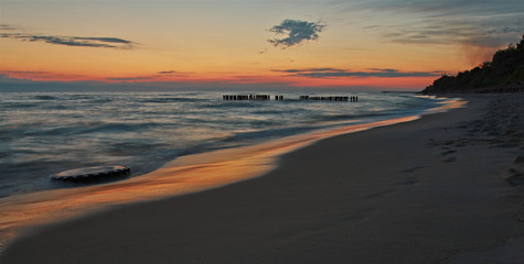 Fototapeta na wymiar bright sunset by the sea, yellow sand