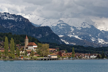 Brienzの街並みとアルプスの山