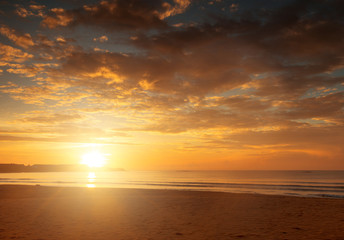 Fototapeta na wymiar Beautiful sunset above the sea. sunset beach