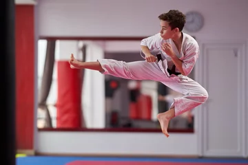 Deurstickers Young karate student executing a kata © Xalanx