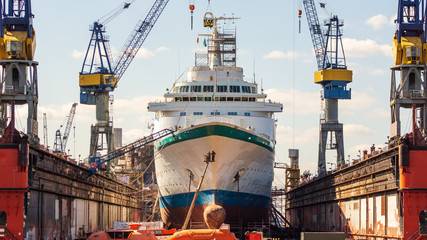 Handelsschiff im Trockendock