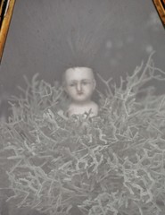 Engelsfigur hinter Glas