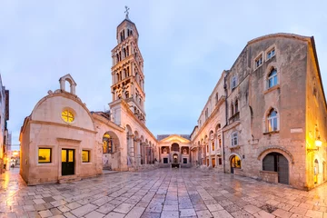 Papier Peint photo Lavable Couleur saumon Vue panoramique de la cathédrale Saint Domnius dans le palais de Dioclétien dans la vieille ville de Split, la deuxième plus grande ville de Croatie le matin