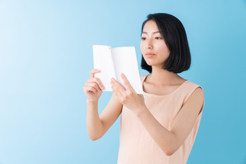 本を読む女性