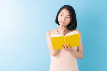 Fototapeta premium 本を読む女性