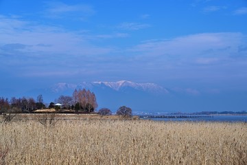 Fototapeta premium 青空バックに残雪の比良山と琵琶湖の情景