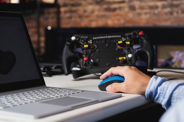 ノートパソコンで仕事をする