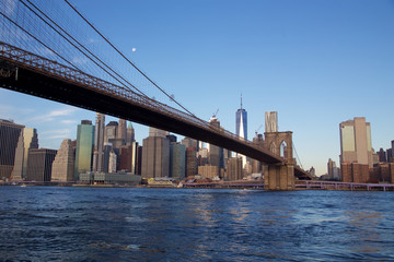 Brooklyn Bridge und Downtown Manhattan 