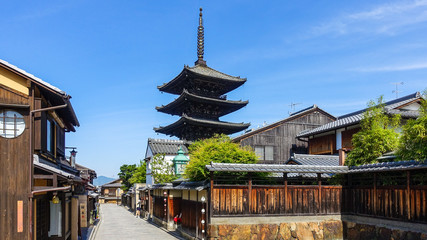 Fototapeta premium 京都らしい町並みが続く「八坂の塔」こと「法観寺五重塔」界隈