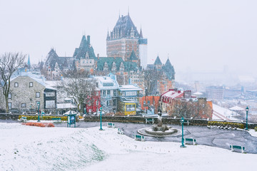 Obraz premium Snowy Winter Cityscape Scene with Historic Buildings in Quebec City
