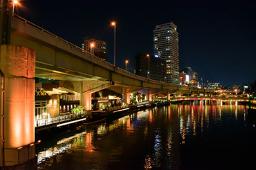 オレンジ色にライトアップされた、大阪の堂島川沿いの輝く美しい夜景（光の饗宴2018）