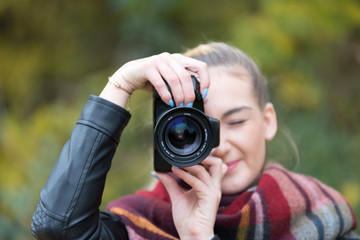Eine junge Frau mit einer Kamera
