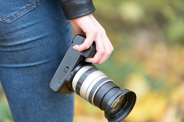 Eine junge Frau mit einer Kamera