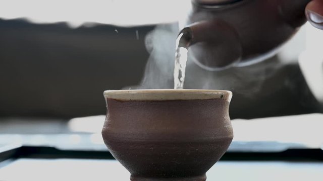 急須からお茶を丁寧に注ぐ動画