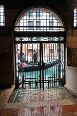 Venise, acqua alta vue de l'intérieur d’un palais vénitien inondé (Italie)