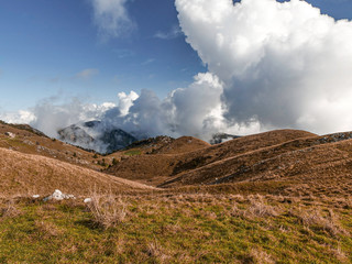 Monta&ntilde;a huerta paisaje Italia Monte tomba