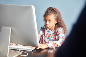 Mädchen als Schüler lernt am Computer