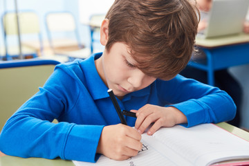 Sch&uuml;ler malt mit Filzstift ein Bild