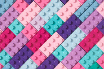 Mnogi blokovi igračaka u različitim bojama čine jedan veliki kvadratni oblik u pogledu odozgo. Igračke i igre. Slobodno vrijeme i rekreacija.