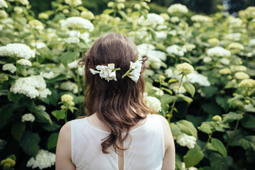 Naklejka premium Bride with white flowers in her hair