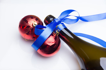 Botellas de vino, regalos de navidad, regalos decorados con lazos y preparados para regalar