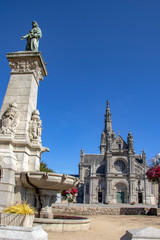 Sainte-Anne-d'Auray. Statue de Sainte-Anne, fontaine et basilique Sainte-Anne . Morbihan. Bretagne	