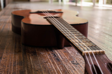 Guitarra acústica en el suelo