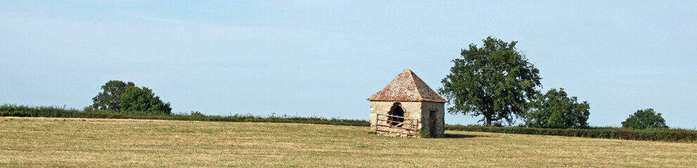 Fototapeta na wymiar Ancienne bâtiise dans un champ en Auvergne