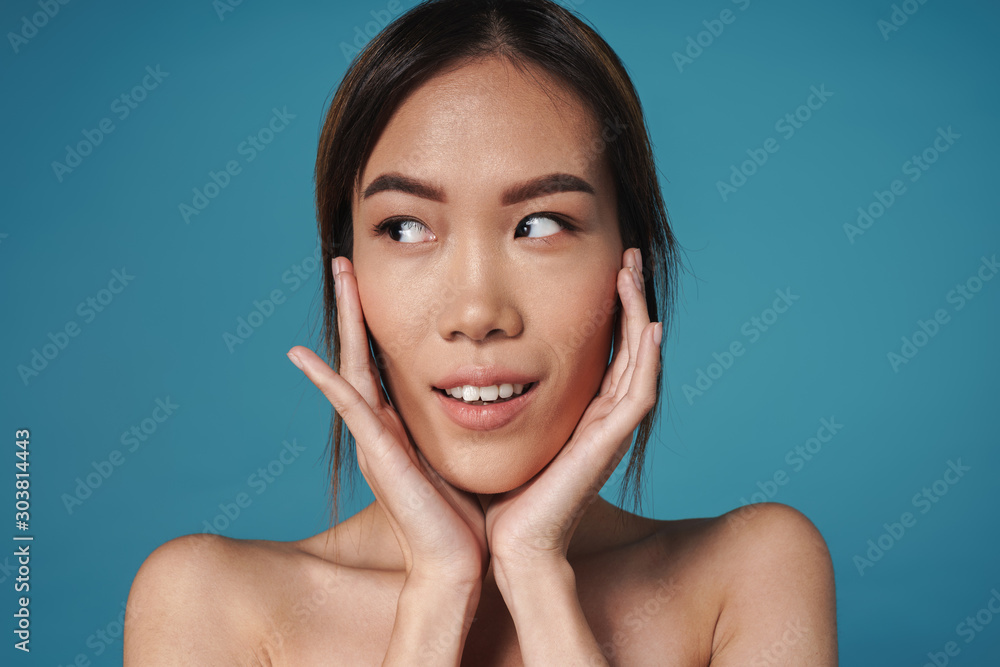 Poster Positive smiling asian woman posing naked isolated