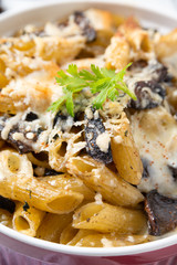 Pasta gratinata ai funghi e mozzarella 