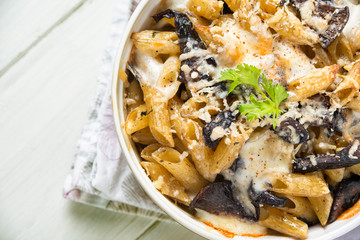 Pasta gratinata ai funghi e mozzarella 
