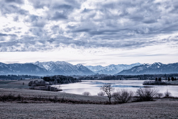 schöne Aussicht von Aidling in die Alpen und Riegsee, frostiger Wintermorgen, Blaues Land