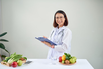 Obraz na płótnie Canvas Portrait of female nutritionist in her office