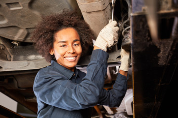 Afrikanische Frau als Mechatronikerin bei Inspektion