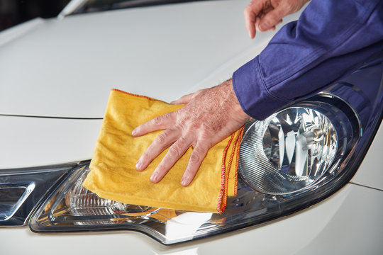 Hand mit Tuch beim Polieren zur Lackpflege von Auto