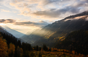 Obraz premium The last rays of the sun illuminate the slope of the Sätteli and the Gadmen valley, seen from the road to the suspension bridge of Trift (Triftbrücke). Switzerland