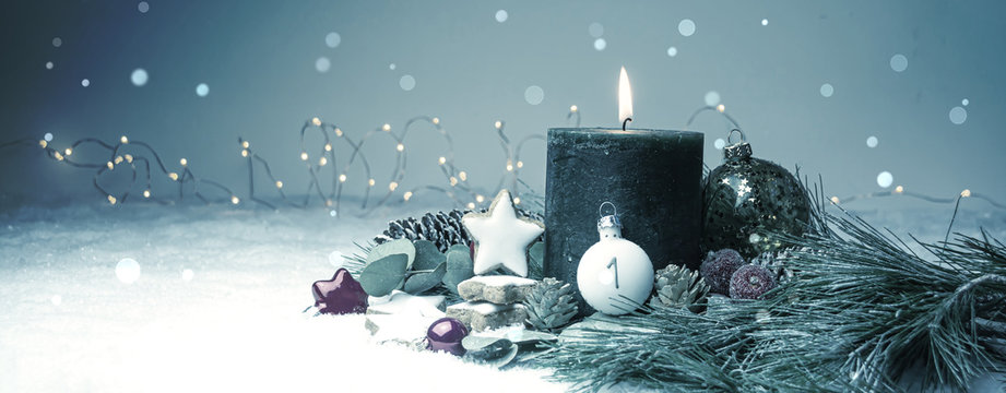 Erster Advent - Brennende Adventskerze im Schnee - christmas decoration