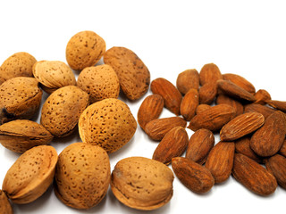 Almendrucos y almendras en primer plano,