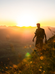 Bergsteiger im Sonnenuntergang in den Allgäuer Alpen im Oberallgäu