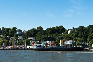 Fototapeta na wymiar Bootstour auf der Elbe vom Hamburger Hafen bis Blankenese