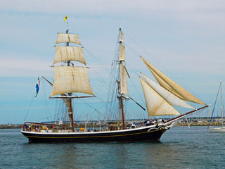 Fototapeta na wymiar Segelboote auf dem Fluss zur Ostsee